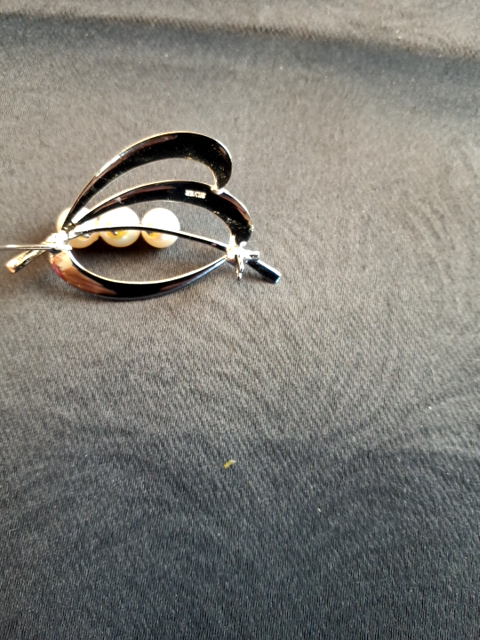 Mikimoto broche
